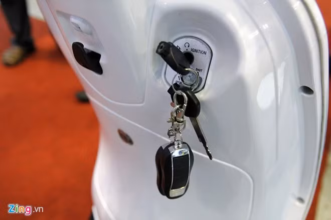 Ổ khóa trên chiếc xe điện này cũng trang bị khóa từ, khóa cổ.