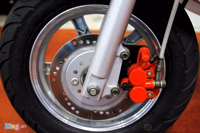 Phía trước được trang bị phanh đĩa, cùng vành nhôm đúc.