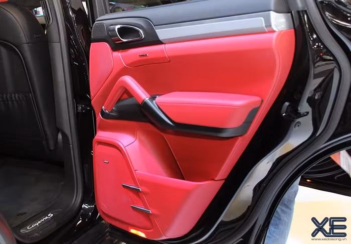 Thiết kế của Cayenne mới sắc sảo hơn, được điều chỉnh lại phần đầu xe, cánh gió trước và ca-pô. Các khe hút gió hai bên cũng mới giúp tăng hiệu quả làm mát cho hệ thống giải nhiệt động cơ, đồng thời tạo điểm nhấn mạnh mẽ.