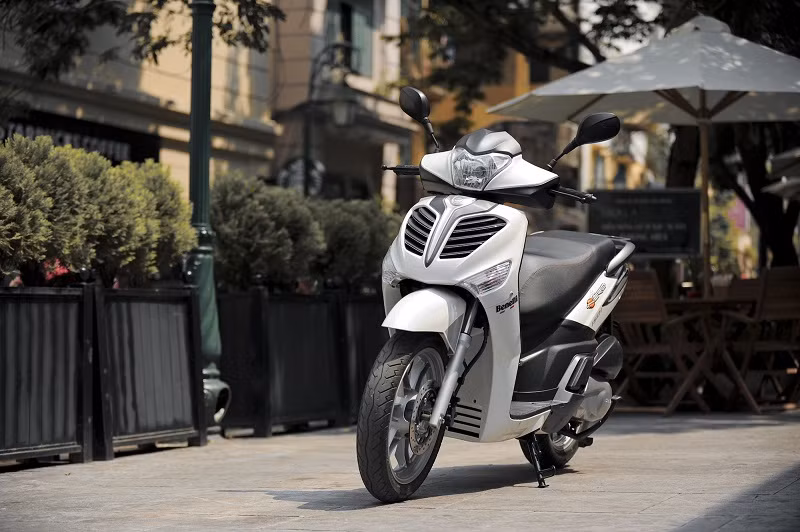 Cách đây 1 năm, người ta tò mò khi thấy một mẫu xe có những đường nét khá giống SH chạy thử nghiệm trên đường tại Việt Nam. Nhiều người đồn đoán rằng chiếc xe sẽ sớm ra mắt và là đối thủ đáng gờm của Honda SH. Nhưng phải rất lâu sau đó, mẫu xe này mới diện kiến khách hàng.