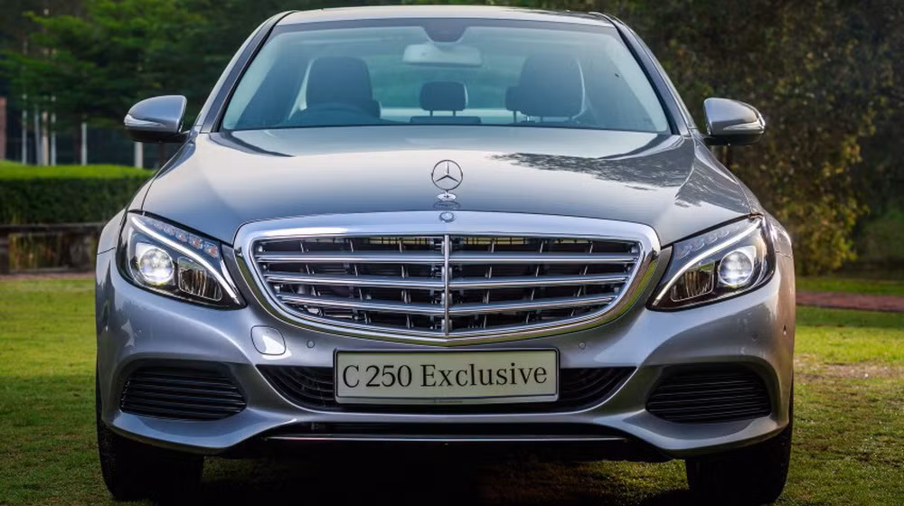 Mercedes C250 Exclusive 2015 có cùng kích cỡ và tự trọng với C200 nhưng cao cấp hơn với thiết kế theo phong cách sang trọng. Xe được trang bị động cơ I4 dung tích 1.911cc cho công suất cực đại 211 mã lực và mô-men xoắn 350Nm.