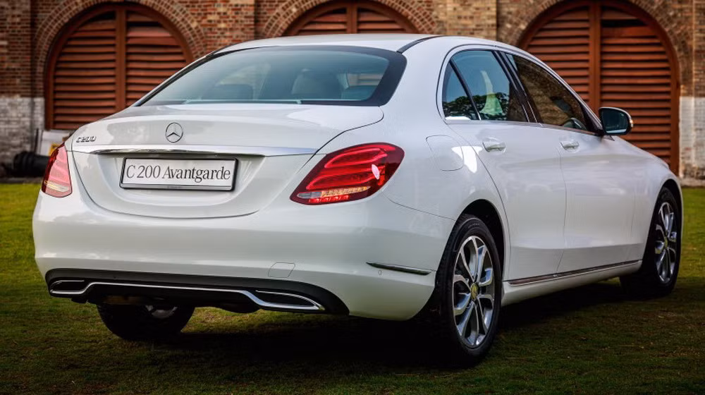 Một số trang bị đáng chú ý của xe như lốp xe Run-Flat, cần số điều khiển điện phía sau tay lái, Touchpad điều khiển cảm ứng, đầu đọc thẻ nhớ cho hệ thống dẫn đường toàn cầu, màn che nắng phía sau chỉnh điện, khởi động bằng nút bấm...