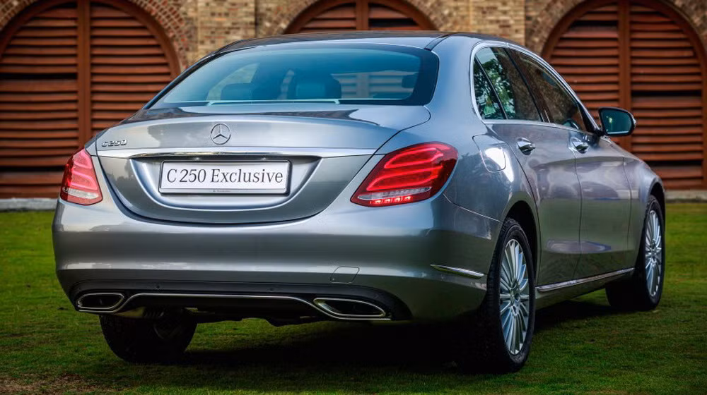 So với C200, C250 Exclusive có thêm một số tiện nghi như cửa sổ trời, đèn viền nội thất, nội thất ốp gỗ, bộ nhớ 3 vị trí cho hàng ghế trước, hệ thống định vị GPS tích hợp bản đồ Việt Nam, rèm che nắng 2 bên kính sau...