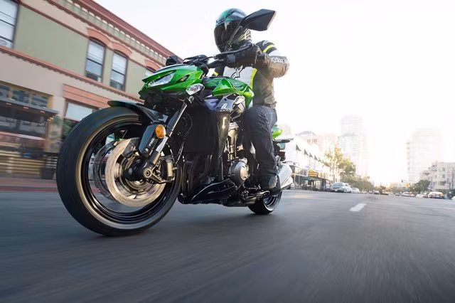 Ngôn ngữ thiết kế Sugomi vẫn được áp dụng ở phiên bản 2015 với những đường nét góc cạnh, mạnh mẽ và hầm hố. Xe sở hữu trọng lượng không tải 221 kg.