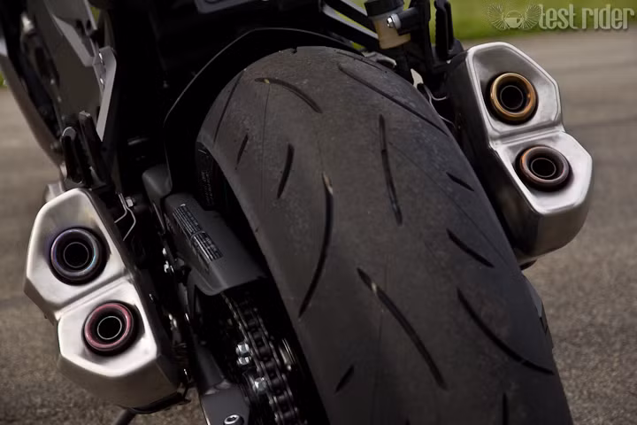 Hệ thống xả và khung phát triển từ người anh em ZX-10R Ninja.