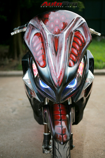 Đầu tiên là phần vỏ xe được sơn airbrush cầu kỳ với hình thù của một con rồng lửa đỏ rực.