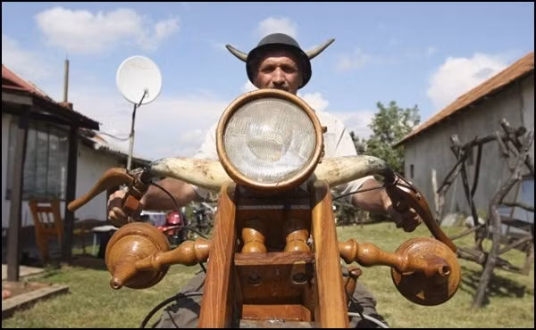 Với vẻ đẹp hoàn hảo và sự ngoạn mục bởi một chiếc xe được làm từ gỗ nhưng chiếc xe chỉ có tốc độ 12km/h.