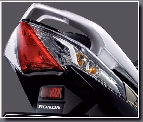 Cụm đèn hậu thiết kế sắc sảo với hệ thống cảnh báo bằng đèn LED điện tử.