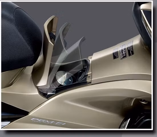 Phần nắp bình xăng được thiết kế lại với góc thẳng từ trên xuống mang lại sự thoải mái và dễ dàng khi tiếp nhiên liệu. Honda AirBlade i 2009 đánh dấu sự “tỏa sáng” của hệ thống phun xăng điện tử tiên tiến nhằm tiết kiệm nhiên liệu, tăng hiệu suất động cơ cũng như giảm lượng xăng thừa làm ô nhiễm môi trường.