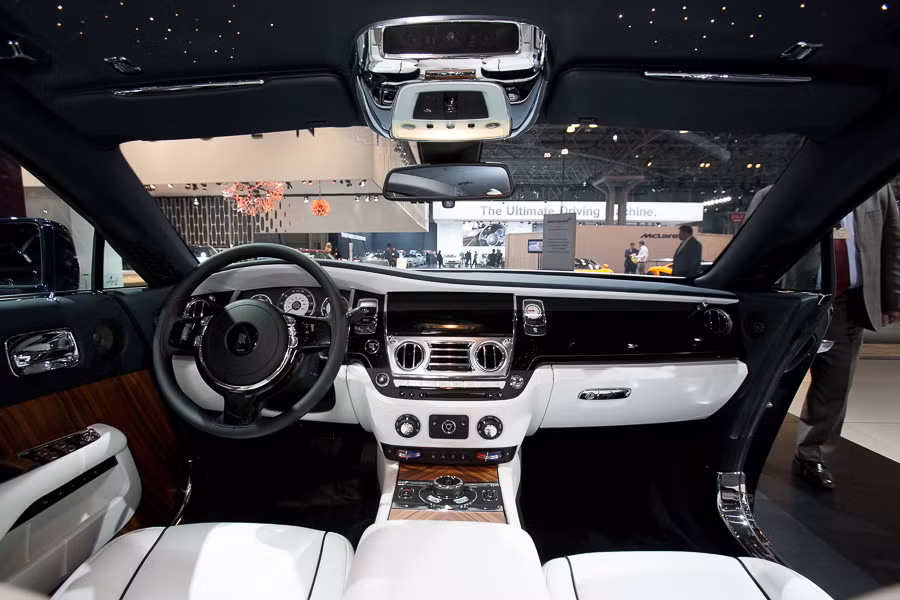 Đây là siêu xe mạnh mẽ nhất của hãng Rolls-Royce được trang bị động cơ 6,6 lít V12 cho công suất tối đa 624 mã lực và mô-men xoắn 800 Nm. Xe chỉ mất 4,2 giây để tăng tốc từ vị trí đứng yên lên 100 km/h trước khi đạt tốc độ tối đa 250 km/h.