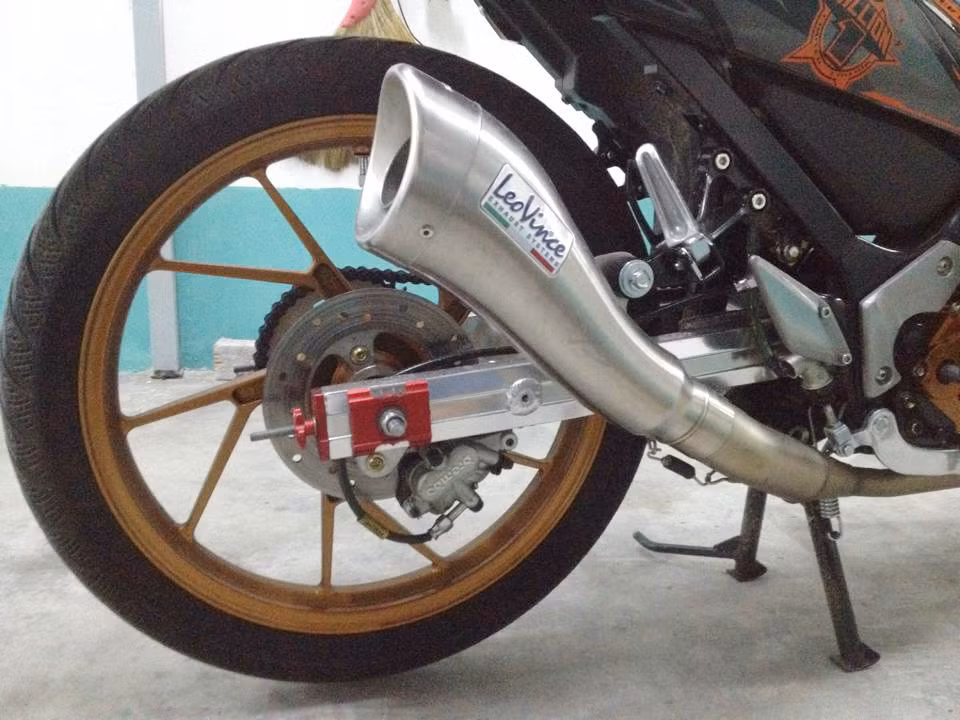 Xe được độ pô Leovince Cobra cùng gắp nhôm sáng bóng.