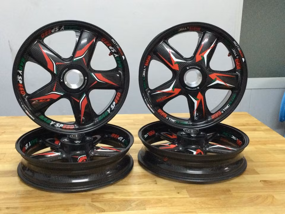 Bộ đôi mâm RotoBox được nhập về Việt Nam dành cho 2 siêu xe là MV-Agusta F4RR và Ducati 1199 Panigale của Câu lạc bộ BabySpeed (ở TP Long Xuyên, tỉnh An Giang).