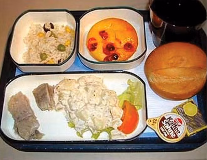 "Món khai vị: cơm nguội trộn một vài hạt đậu Hà Lan, ngô ngọt, và vỏ ô liu. Bữa chính: Tôi tin rằng đó là cá trích Baltic lạnh (ba miếng màu xám, nhớp nhớp, ở bên trái), salad khoai tây (tái sử dụng, tôi nghĩ vậy), rau diếp, một miếng cà chua (cho đẹp về màu sắc), bánh mì cuộn. Món tráng miệng: có thể bẻ cái thứ làm từ bột mỳ nhạt nhẽo này ra thành từng miếng, nhưng chẳng có hương vị gì cả, vì vậy cũng chẳng biết nên gọi đây là món gì". Đó là lời mô tả từ một khách hàng của Estonian Air.