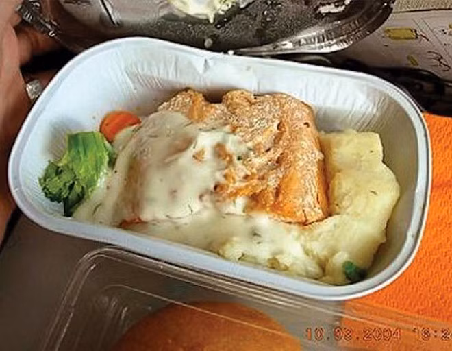 "Nạn nhân" của bữa ăn này nhận xét: "Điều tồi tệ nhất kể từ khi tôi đi hãng Aeroflot. Cá hồi cùng tuổi với bà ngoại của tôi chăng?" Những đồ ăn đông lạnh để lâu là nguyên nhân khiến hành khách mất cảm tình với hãng bay.