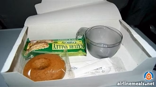 "Đây là một bữa sáng tẻ ngắt," một hành khách bay hãng Aegean Airlines nhận xét về chiếc hộp trong đó đựng một tách trà hoặc cà phê, một gói bột ngũ cốc và bánh rán.