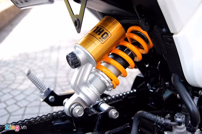 Phía sau sử dụng monoshock của Ohlins.