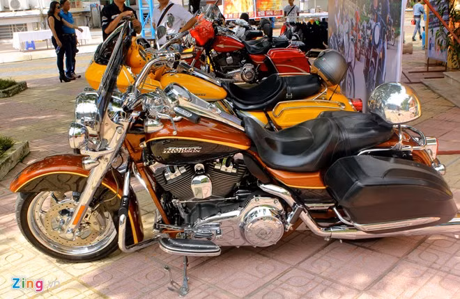 Bộ đôi Harley-Davidson Road King 103cc đời 200 phiên bản kỷ niệm 105 năm và mẫu Road Glide CVO 2010.