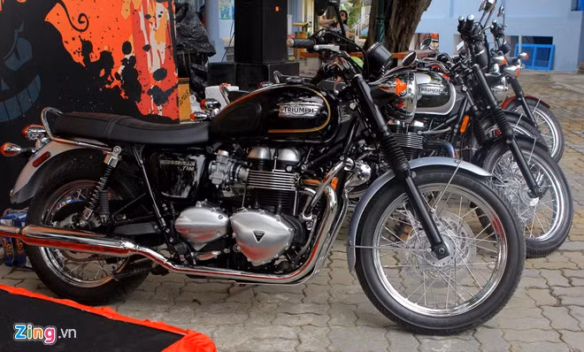 Loạt xe Triumph T100 các phiên bản như bản kỷ niệm 110 năm, bản đặc biệt hay phiên bản với màu sơn đen.