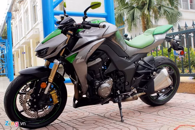 Kawasaki Z1000 với màu xanh lá đặc trưng.