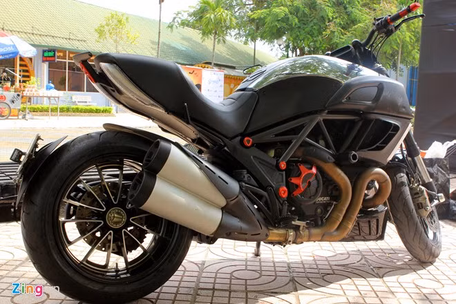 Phiên bản đặc biệt Ducati Diavel Cromo với đặc điểm nhận dạng đường viền mạ chrome trên bình xăng. Model này có giá bán chính hãng hơn 700 triệu đồng.