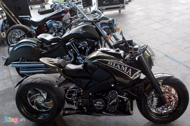 Chính giữa sân khấu chương trình trưng bày bộ ba mô tô độ độc đáo của một thành viên Harley Chapter Việt Nam.