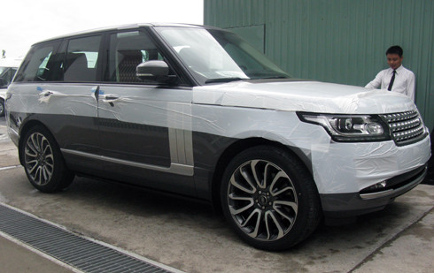 Cuối tháng 7 vừa qua, Range Rover Autobiography màu trắng cập cảng Sài Gòn. Siêu xe nổi bật với lưới tản nhiệt crome phía trước, cản trước, khe lấy gió và tay nắm cửa được phối màu bắt mắt.