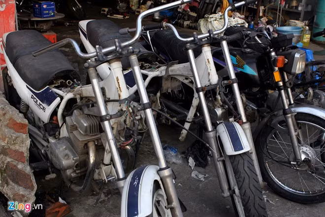 Hầu hết các mẫu xe cũ phải làm lại máy và hay thay mới cả dàn áo như mẫu Honda CB 250 Police 2004.