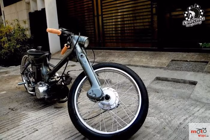 Phần tay lái được làm gọn lại và chúc xuống để tay lái có thể điều khiển được dễ dàng hơn.