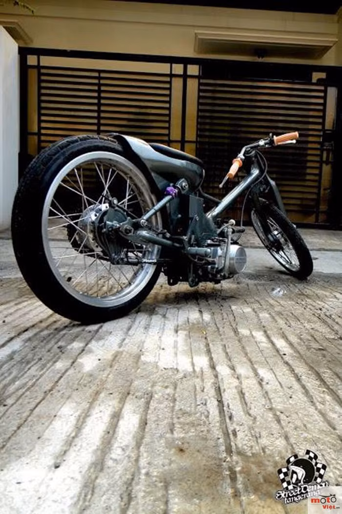 Đuôi xe được cắt gọn để lộ bánh. Tổng thể chiếc xe nhìn khá dị với nhiều đường nét chẳng giống ai.