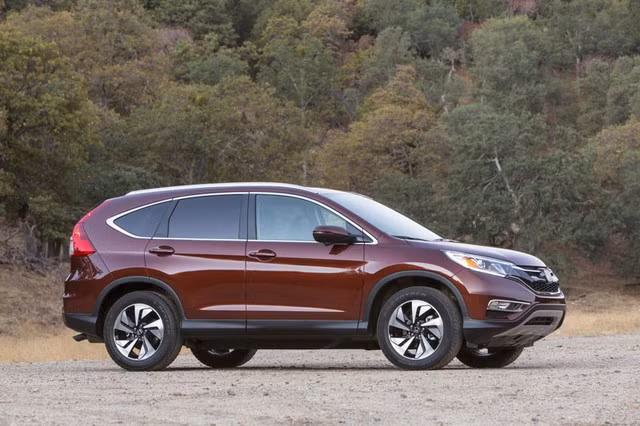 Honda CR-V 2015 phiên bản dẫn động cầu trước có mức tiêu hao nhiên liệu là 8,71 lít/100 km đường đô thị và 6,92 lít/100 km đường trường. Phiên bản dẫn động 4 bánh mức tiêu hao là 9,05 lít/100 km đường đô thị và 7,13 lít/100 km đường trường. So với phiên bản cũ, CR-V 2015 tiết kiệm nhiên liệu hơn.