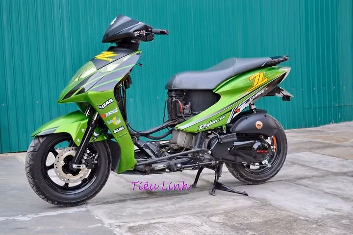 Phần chóa đèn của xe cũng được sơn xanh cùng màu với màu áo của xe.