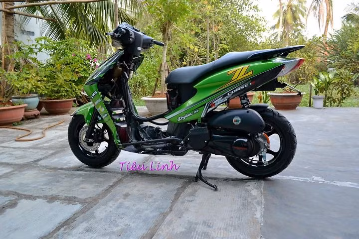 Chiếc xe trơ trụi khi được tháo bỏ một số bề mặt của dàn áo, cho xe phong cách bụi bặm.