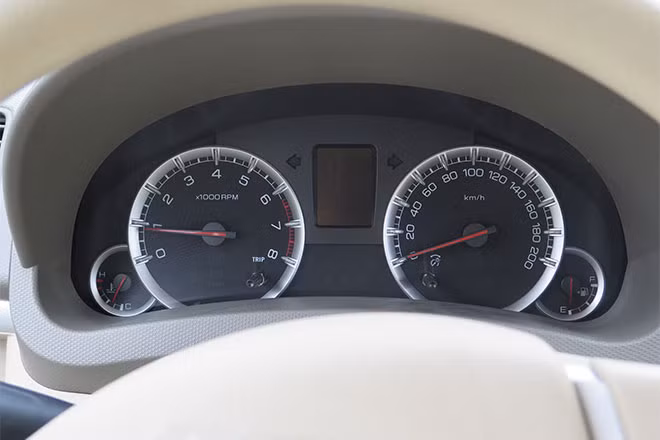 Các trang bị an toàn trên xe gồm 2 túi khí trước, hệ thống chống bó cứng ABS, hỗ trợ lực phanh khẩn cấp BA, phân bổ lực phanh điện tử EBD...