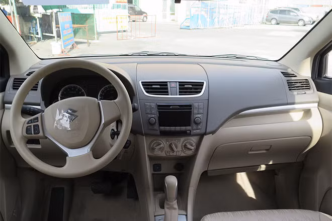 Khoang lái được thiết kế 3 hàng ghế có thể gập linh hoạt và trượt lên xuống 240mm. Xe có bán kính quay vòng tối thiểu 5,2m.