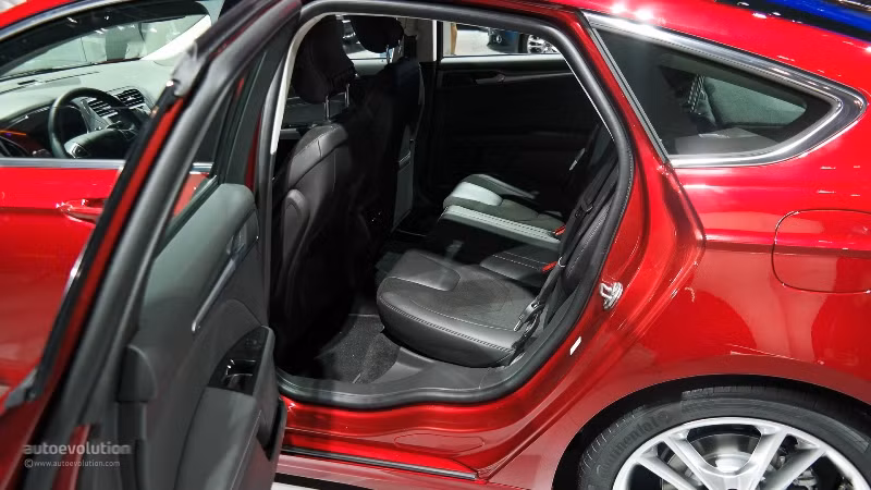 Mondeo 2015 được trang bị một số tính năng an toàn đặc biệt như dây đai an toàn bơm hơi, hệ thống an toàn chủ động "Pre-Collision Assist with Pedestrian Detection" có khả năng phát hiện người đi bộ, thú vật, chướng ngại vật khác băng ngang qua đường trước đầu xe ở tốc độ tối đa 80 km/h, Active City Stop...