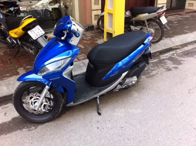 Honda Vision được khoác áo màu xanh huyền bí với dàn đèn demi thiết kế lạ mắt, cá tính hơn nguyên mẫu.