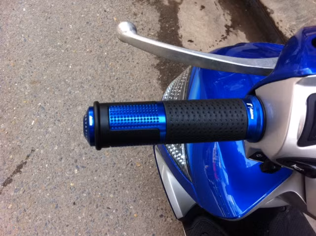 Bao tay Rizoma Lux rất êm ái, giúp người lái không bị chai tay khi điều khiển xe.