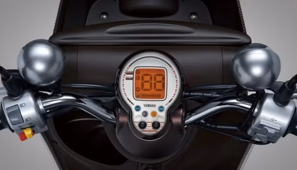 Đồng hồ cơ và kỹ thuật số hiển thị thông số của xe và thông tin về pin.