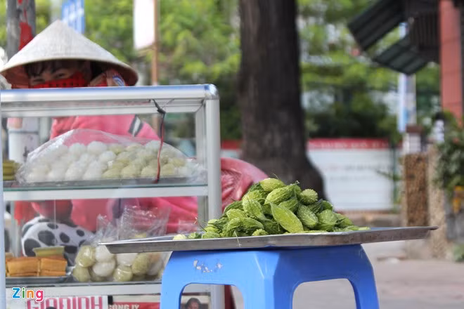 Khổ qua rừng cũng là một loại đặc sản được người thành phố săn lùng, vừa là món ăn ngon vừa là bài thuốc thanh lọc cơ thể và trị bệnh tiểu đường. Khổ qua rừng có kích thước nhỏ nhưng có vị lại rất đắng không giống như những loại khổ qua thường được bày bán ngoài chợ. Trên đường Pasteur có một quầy bày bán khổ qua rừng được 2 năm nay với giá 80.000 đồng/kg.