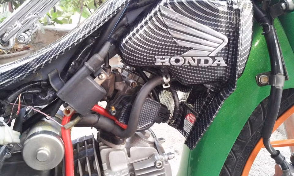 Chiếc xe còn được trang bị dây tăng áp NGK và bình xăng độ cho nhẹ xe hơn. Ảnh: Truong Pham.