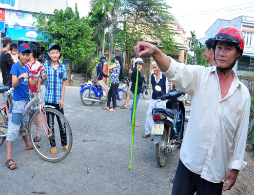 Người dân bắt rắn lục đuôi đỏ. Người dân bắt rắn lục đuôi đỏ.
