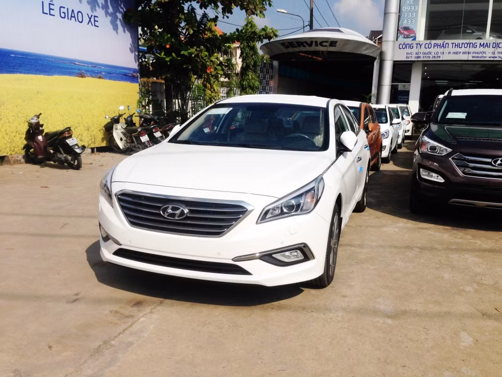Hyundai Sonata 2015 cũng chính thức diện kiến người hâm mộ ngày hôm nay (2/10) với giá bán dự kiến từ 1,06 tỷ đồng.