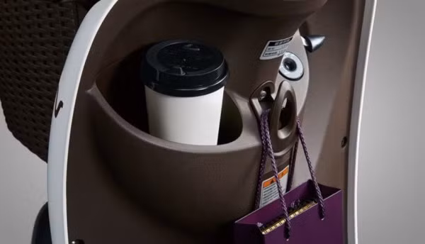 Móc treo tiện dụng và hộc đựng đồ được thiết kế như ở xe tay ga.