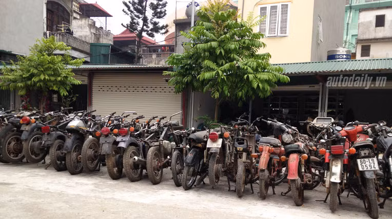 Những người thợ chuyên “dọn” Minsk không phải bỏ ra quá nhiều tiền để có được một chiếc xe Minsk “đồng nát”.