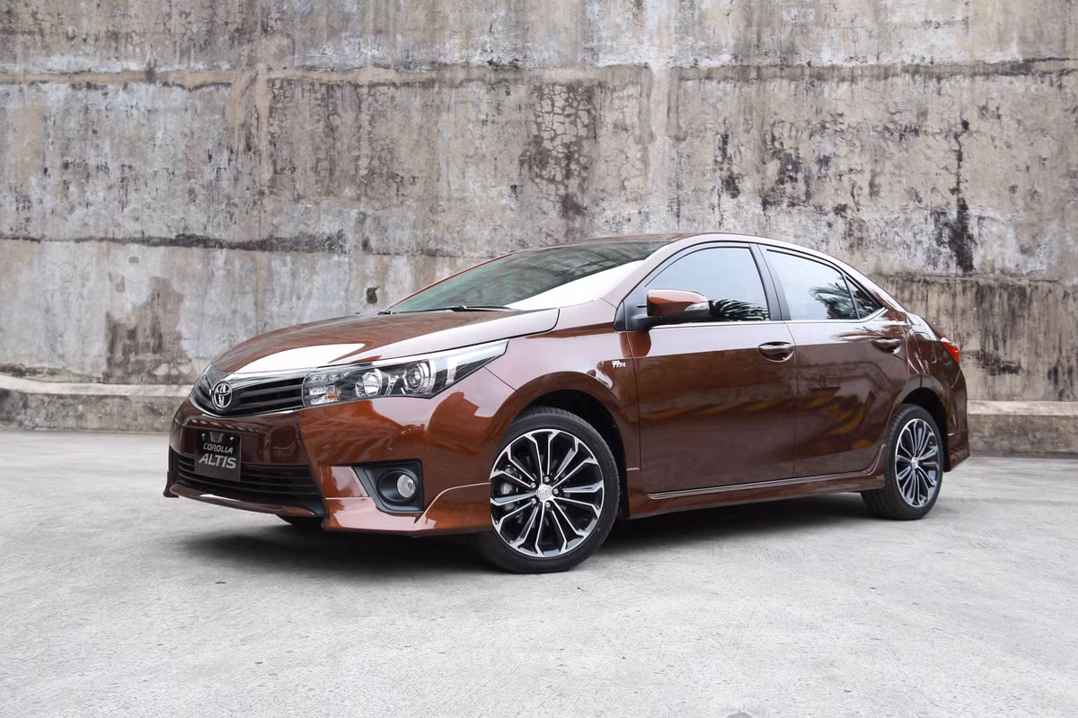 Toyota Corolla Altis thế hệ đột phá 2014 đạt doanh số đáng ngưỡng mộ sau một tháng ra mắt với 809 xe đến tay người tiêu dùng. Giá bán lần lượt của xe cho các phiên bản 1.8MT, 1.8AT và 2.0V là 746 - 799 - 869 triệu đồng.