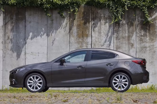 Mazda3 bản sedan có chiều dài tổng thể 4.580 mm, chiều rộng 1.795 mm và chiều cao 1.450 mm. Chiều dài cơ sở ở mức 2.700 mm.