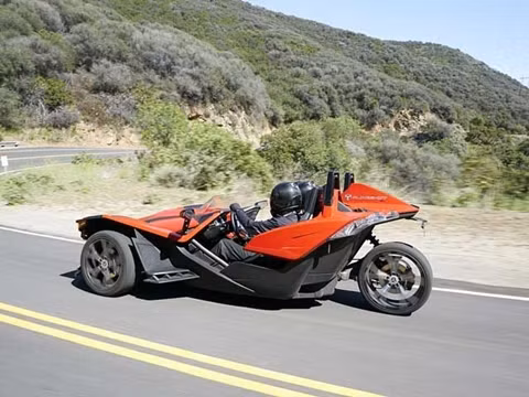 Bánh sau kiểu như xe mô tô, chỉ có tác dụng đỡ hệ thống treo.