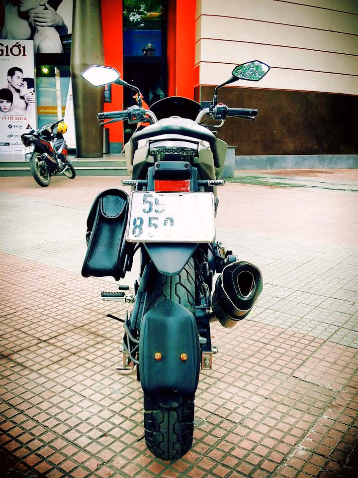 Phía sau xe cũng được biến đổi toàn bộ. Để tăng thêm phần uy lực chiếc xe sử dụng pô Akrapovic cho âm thanh vang dội. Nguồn ảnh: FZ150i Club Sài Gòn.