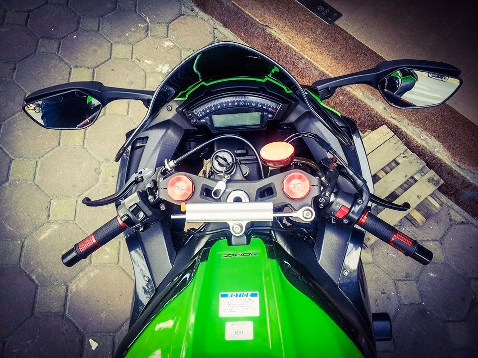 Tổng thể dàn ghi đông đắt giá, bình dầu Rizoma Next của xe.