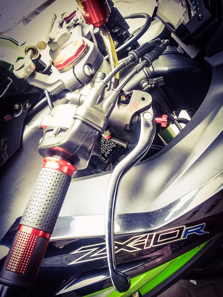 Cùm thắng Brembo Billet, bao tay Rizoma Luxury.